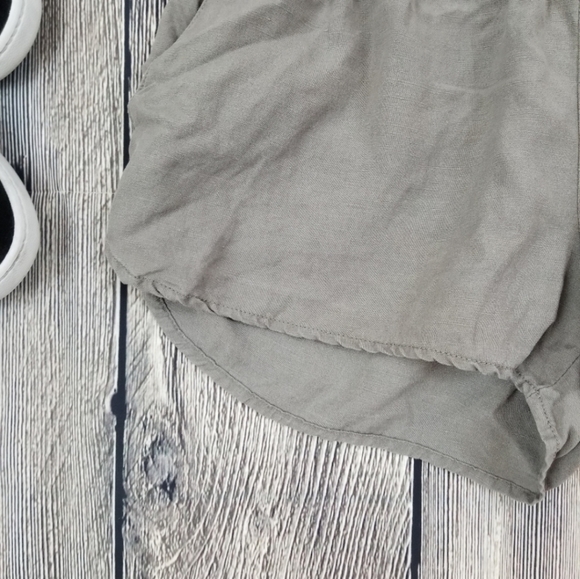 Aritzia TNA Linen Blend Green Shorts - Picture 2 of 6